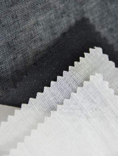 Le tissu Tricot Interlining fournit une aide au tissu extérieur du vêtement.
